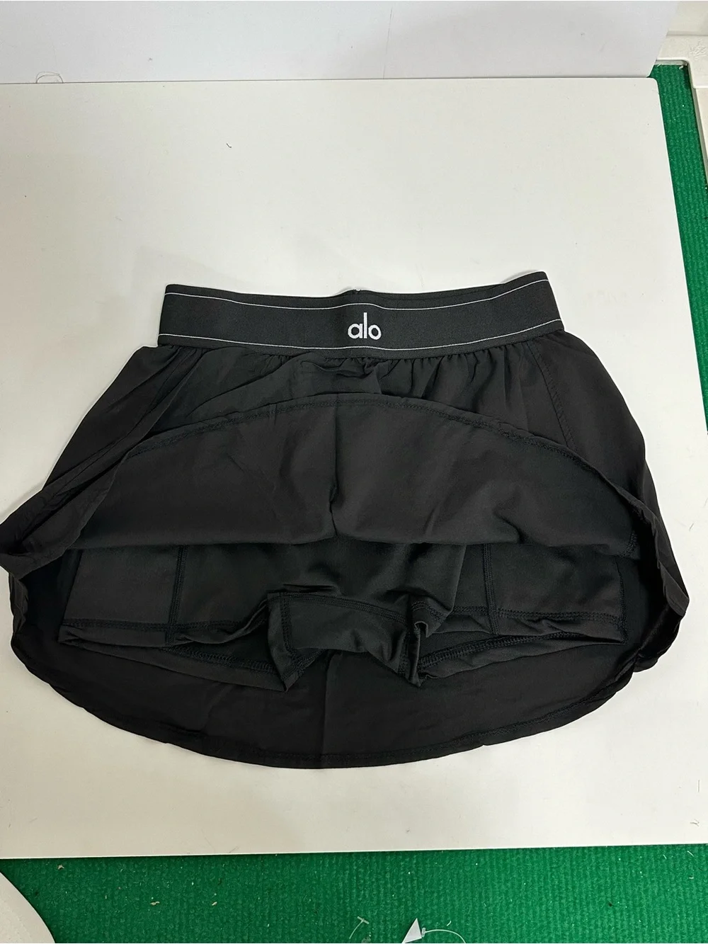 ALO Yoga lightweight skater